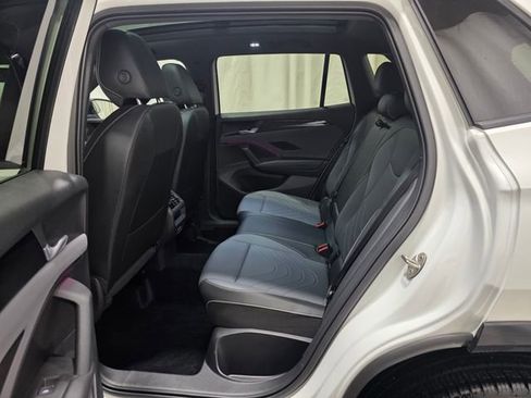 Certified 2025 Volkswagen Tiguan SE R-Line image 28