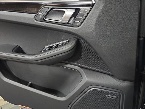 Certified 2025 Porsche Macan AWD/4WD image 22