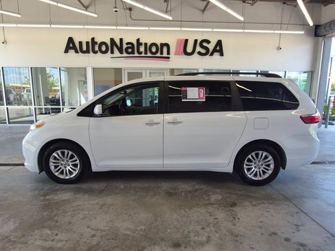 Used 2016 Toyota Sienna XLE FWD image 9