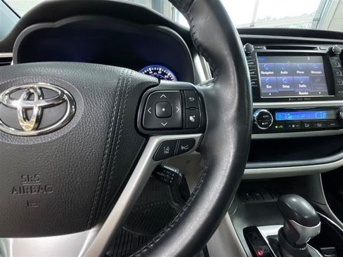 Used 2019 Toyota Highlander XLE FWD image 22