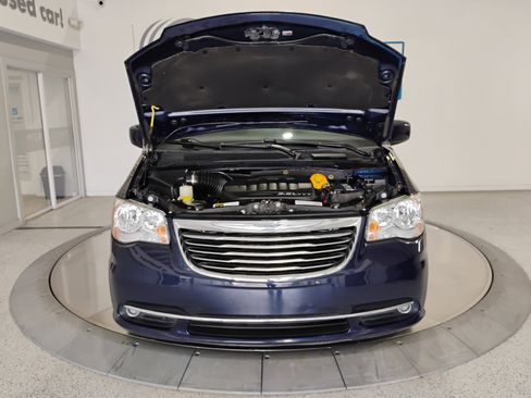 Used 2016 Chrysler Town & Country Touring image 54