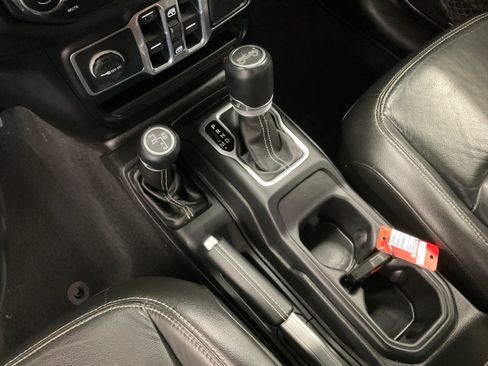Used 2018 Jeep Wrangler Unlimited Sahara AWD/4WD image 15