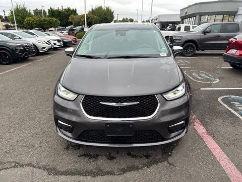 Used 2022 Chrysler Pacifica Limited FWD image 2