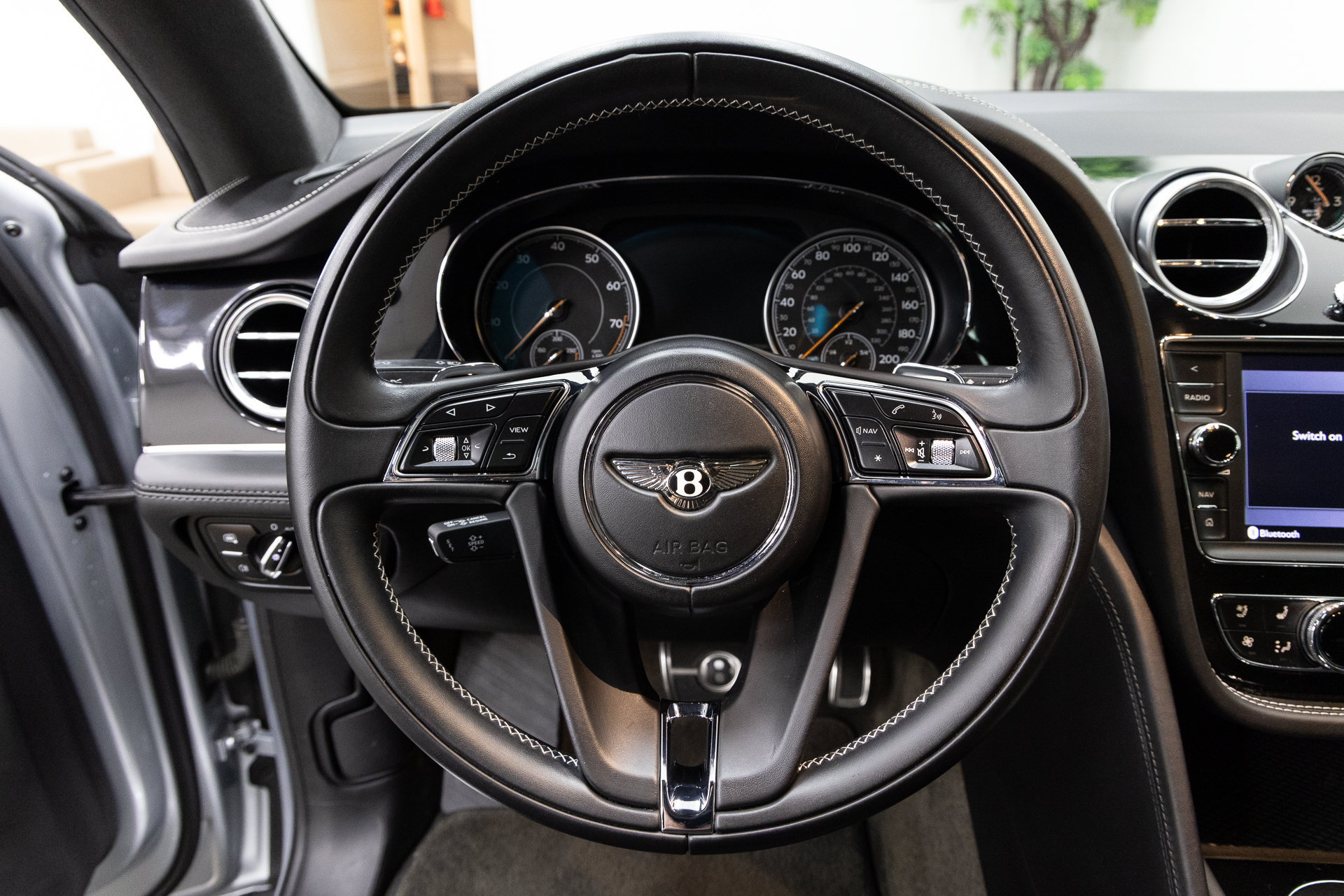 Used 2019 Bentley Bentayga AWD/4WD image 16