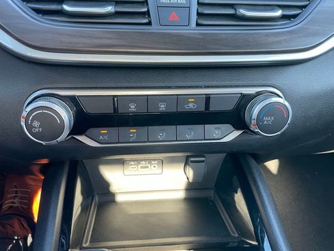 Used 2024 Nissan Altima 2.5 SV FWD image 11
