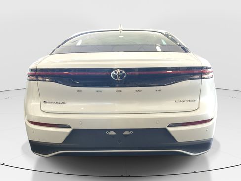 Certified 2024 Toyota Crown AWD/4WD image 5
