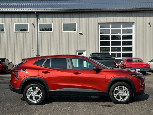 Used 2024 Chevrolet Trax LS w/ LS Convenience Package FWD image 13