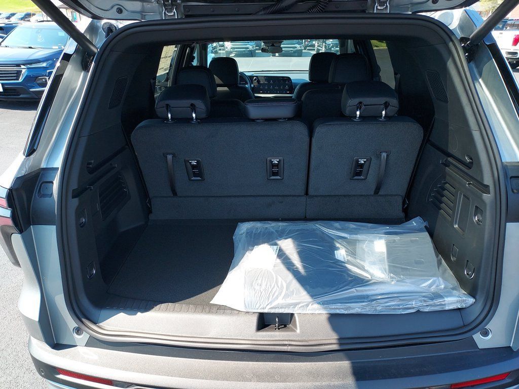 New 2027 Chevrolet Traverse LT w/ LPO, Floor Liner Package FWD image 9