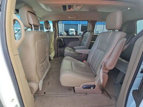 Used 2016 Chrysler Town & Country Touring w/ Driver Convenience Group image 10