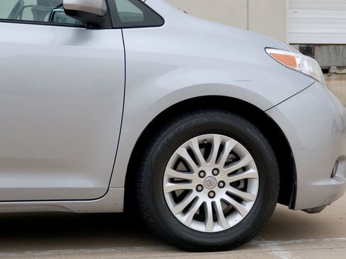 Used 2017 Toyota Sienna XLE FWD image 29