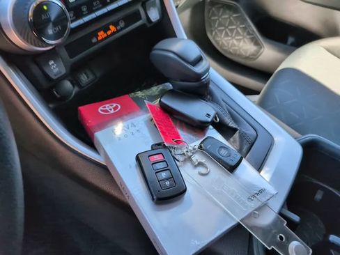 Used 2019 Toyota Highlander XLE AWD/4WD image 4