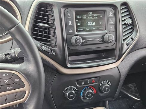 Used 2017 Jeep Cherokee Altitude image 13