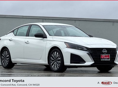 Used 2025 Nissan Altima 2.5 SV image 1