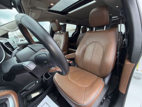 Used 2018 Chrysler Pacifica Limited w/ Tire & Wheel Group image 24