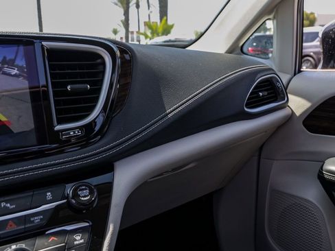 Used 2023 Chrysler Pacifica Limited FWD image 31