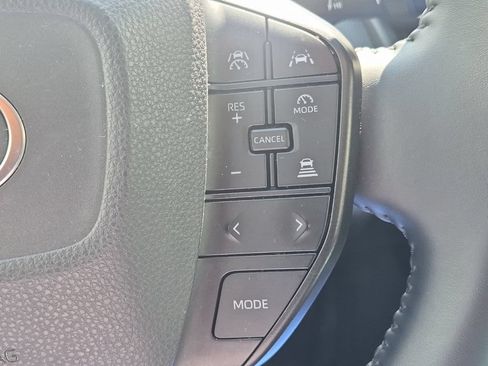 Used 2025 Toyota Prius LE AWD/4WD image 23