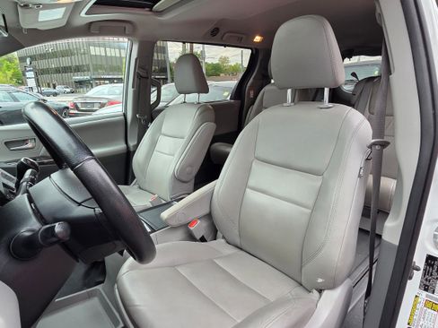 Used 2020 Toyota Sienna XLE FWD image 12