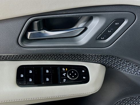 Used 2023 Nissan Ariya AWD image 15