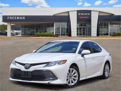 Used 2018 Toyota Camry LE FWD image 1