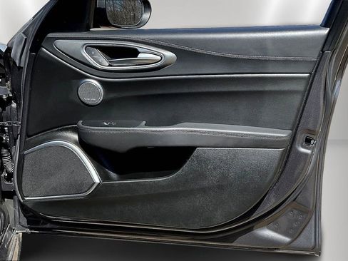 Used 2022 Alfa Romeo Giulia Veloce image 25