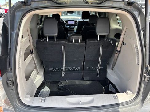 Used 2023 Chrysler Pacifica Touring-L FWD image 14