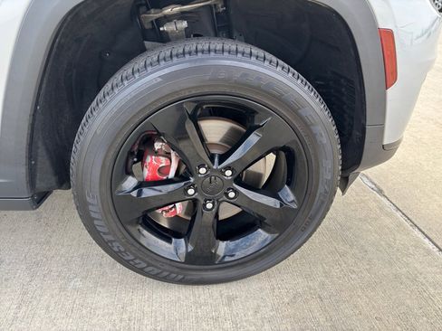 Used 2023 Jeep Grand Cherokee L Laredo image 29