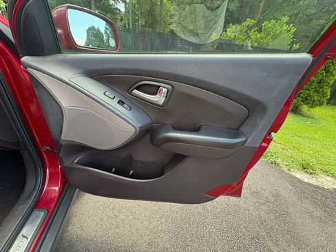 Used 2012 Hyundai Tucson Limited FWD image 17