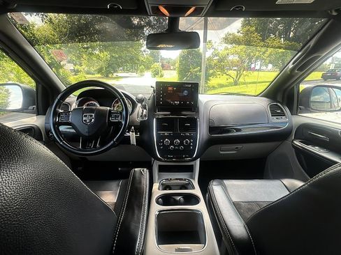 Used 2019 Dodge Grand Caravan SXT FWD image 9
