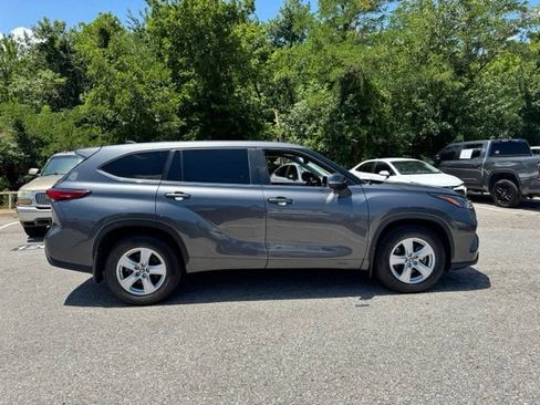 Used 2023 Toyota Highlander LE FWD image 4