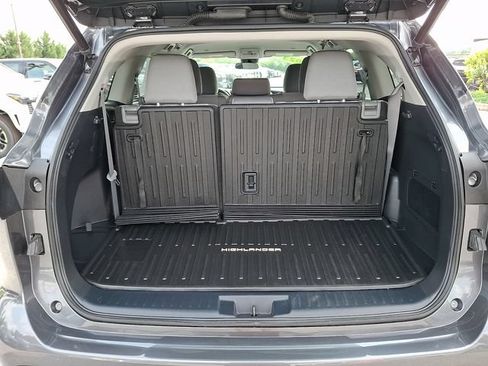 Used 2023 Toyota Highlander LE AWD/4WD image 28