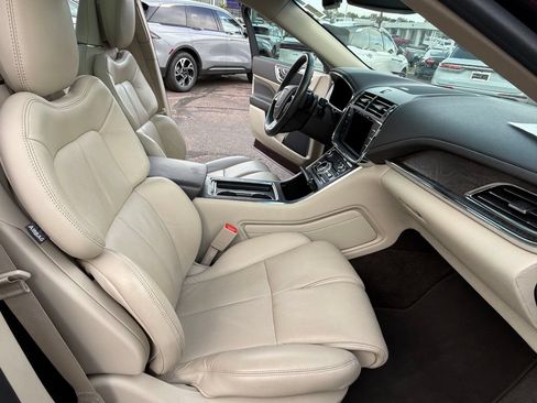 Used 2017 Lincoln Continental Select w/ Climate Package AWD/4WD image 10