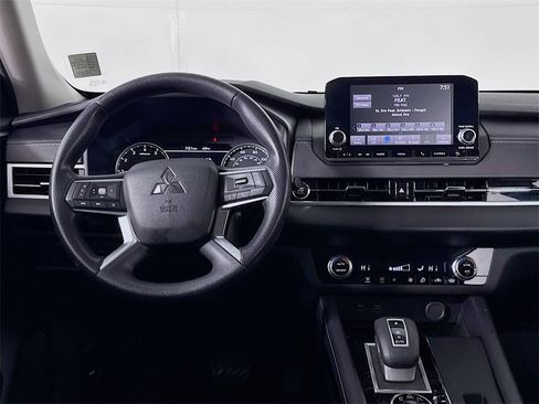 Used 2023 Mitsubishi Outlander ES image 13