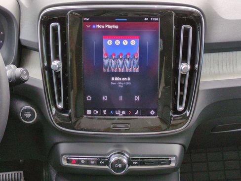 New 2025 Volvo XC40 B5 Core w/ Protection Package Premier image 17