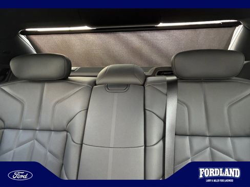 Used 2025 BMW 760i xDrive w/ Premium Package AWD/4WD image 36