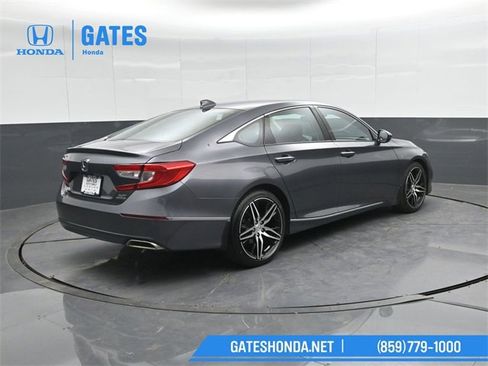 Used 2022 Honda Accord Touring image 2