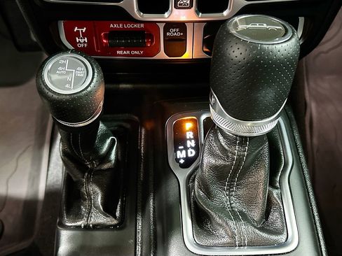 Used 2025 Jeep Gladiator Mojave image 15