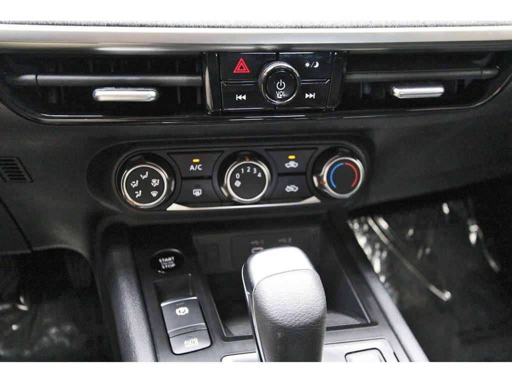 Used 2025 Nissan Kicks SV FWD image 25
