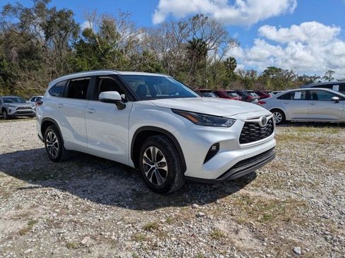 Certified 2025 Toyota Highlander XLE image 3