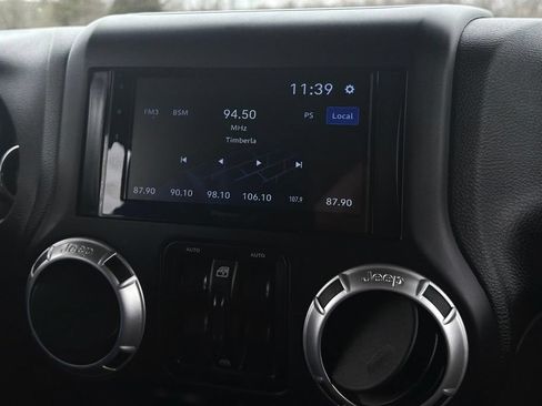 Used 2016 Jeep Wrangler Unlimited Sahara w/ Connectivity Group AWD/4WD image 9
