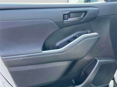 Certified 2021 Toyota Highlander LE image 22
