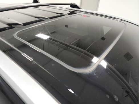 Used 2023 Toyota Highlander XLE FWD image 12