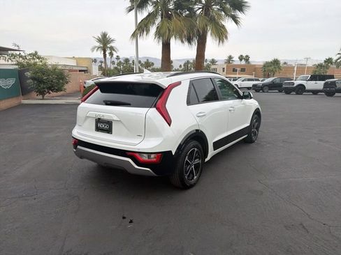 Used 2023 Kia Niro SX image 6