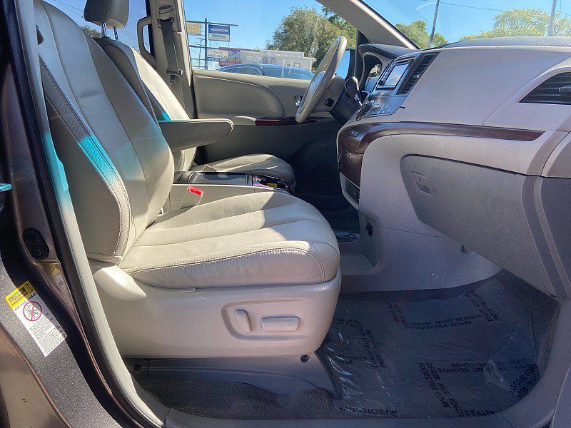 Used 2012 Toyota Sienna XLE w/ Entertainment Pkg FWD image 31