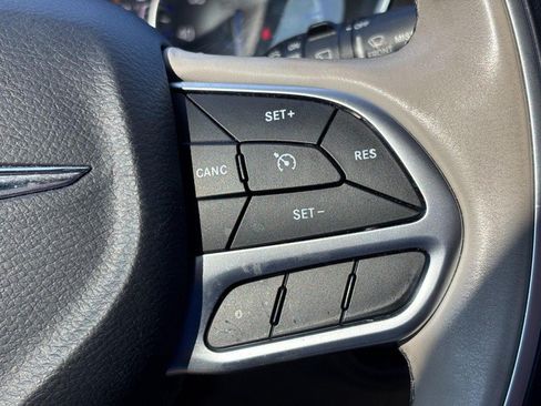 Used 2017 Chrysler Pacifica Limited w/ UConnect Theater Package FWD image 21