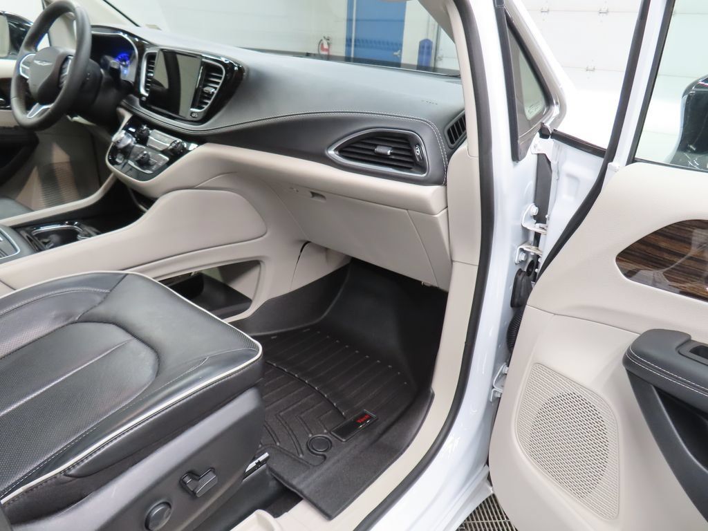 Used 2024 Chrysler Pacifica Limited FWD image 30