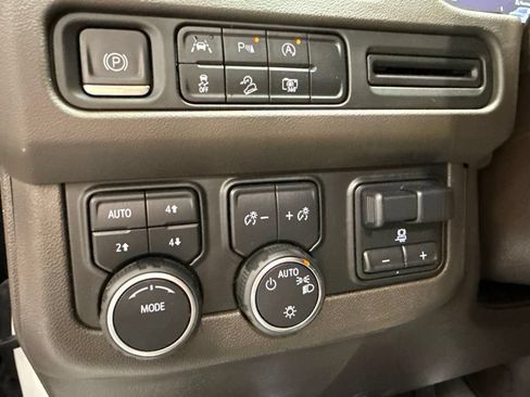 Used 2023 Chevrolet Tahoe Z71 w/ Luxury Package AWD/4WD image 27