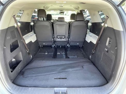 Used 2024 Kia Carnival EX image 10