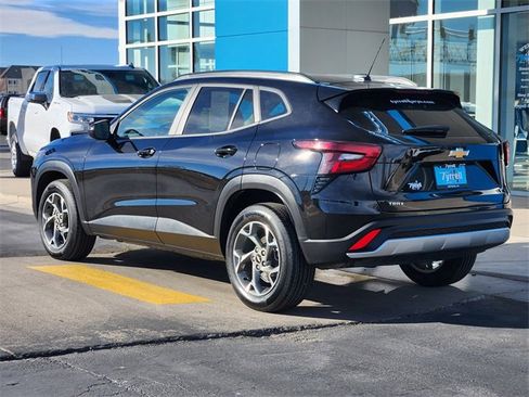 Used 2025 Chevrolet Trax LT image 4