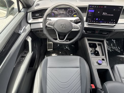 New 2026 Volkswagen Tiguan SE R-Line FWD image 13