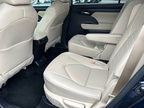 Certified 2024 Toyota Highlander XLE image 17